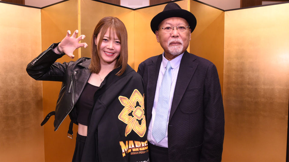 Mayu Iwatani (left) posing with Rossy Ogawa (right) at a Dream Star Fighting Marigold press conference