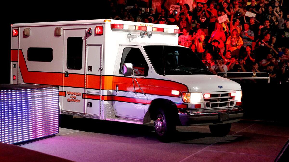 WWE Star Set To Appear On SmackDown Despite Sudden Knee Injury