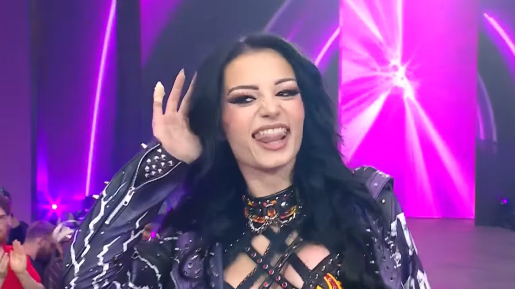 Paige Blasts Critiquing Fan After WWE RAW Match Paige Blasts Critiquing Fan After WWE RAW Match